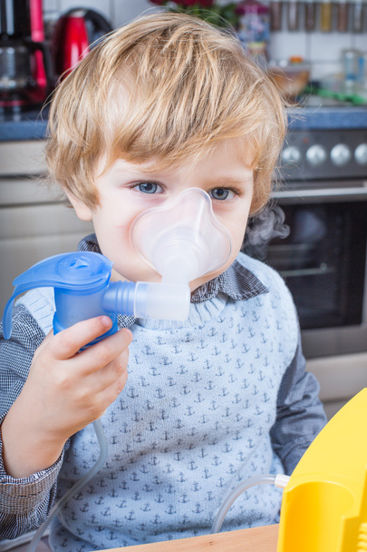 kleine jongen inademing met nebuliser maken - Foto, afbeelding