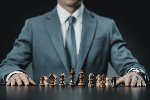 бізнесмен і шахові фігури на столі
 - Фото, зображення
