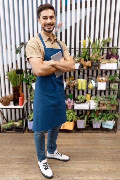 florista masculino com tablet digital
 - Foto, Imagem