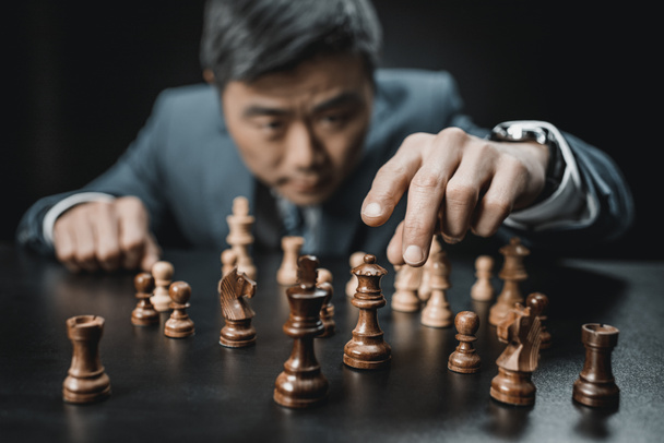 asiático hombre de negocios jugando ajedrez
 - Foto, imagen