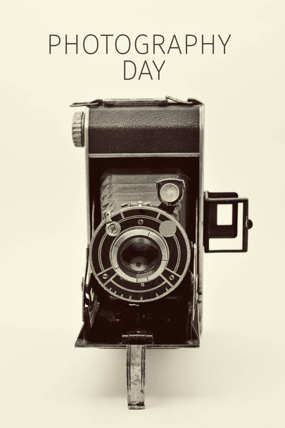 παλιά φωτογραφική μηχανή και το κείμενο φωτογραφία ημέρας - Φωτογραφία, εικόνα