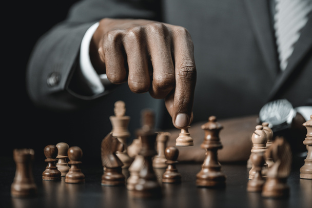 hombre de negocios afroamericano jugando ajedrez
 - Foto, Imagen