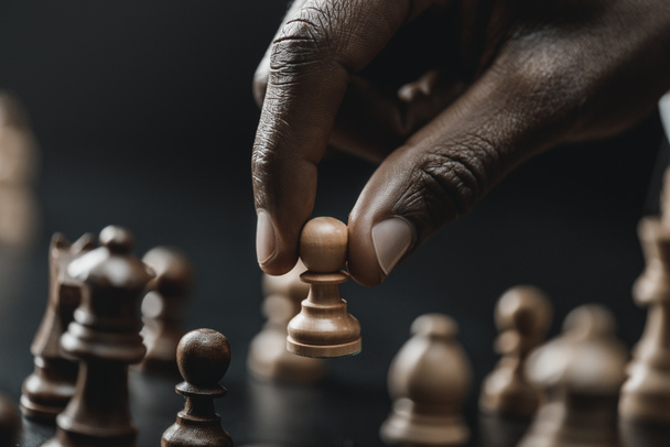 Afrikanischer amerikanischer Geschäftsmann spielt Schach - Foto, Bild