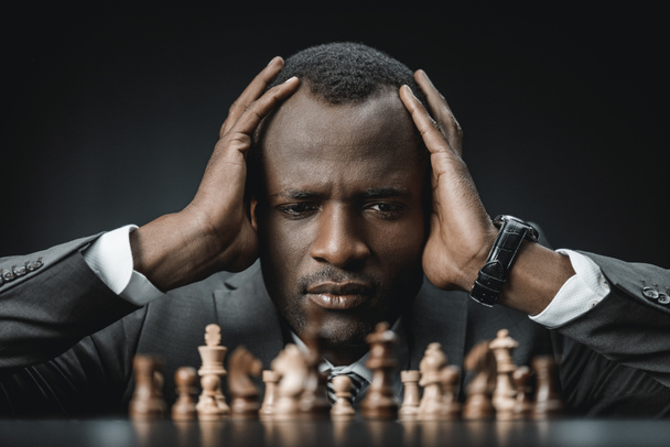 homme d'affaires afro-américain confus avec des échecs
 - Photo, image