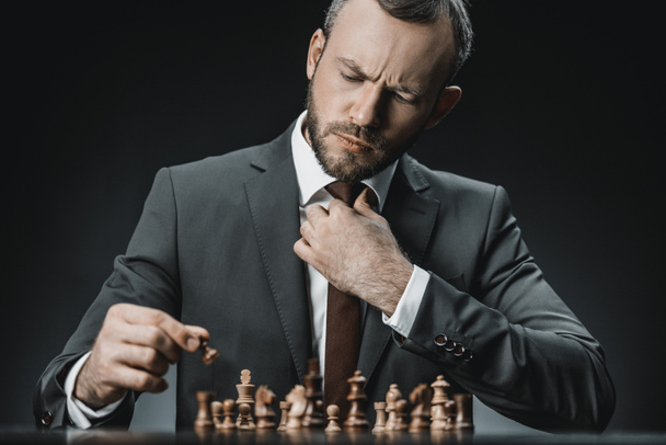 επιχειρηματίας παίζοντας σκάκι - Φωτογραφία, εικόνα