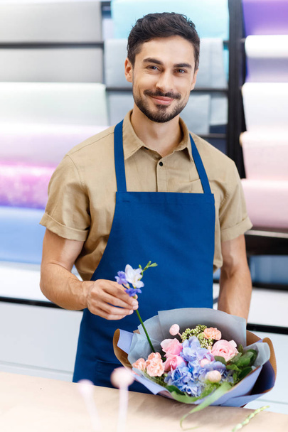 Florist working in flower shop - Foto, immagini