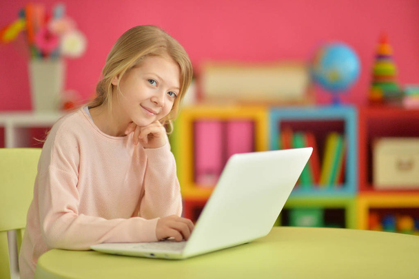 girl using modern laptop - Foto, imagen
