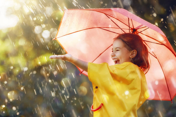 lapsi punainen sateenvarjo
 - Valokuva, kuva