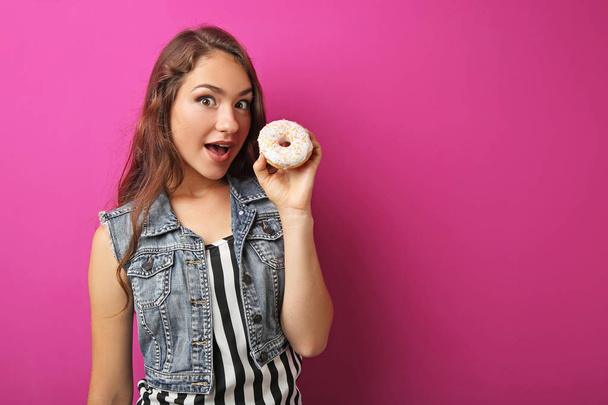 mujer joven con donut dulce
  - Foto, imagen