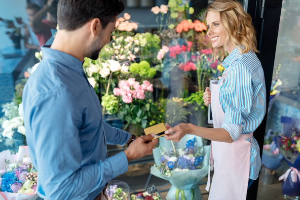 florist and client with credit card - Foto, Imagen
