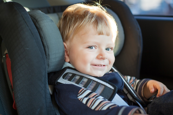 γλυκύτατο μικρό παιδί στο αυτοκίνητο κάθισμα ασφαλείας - Φωτογραφία, εικόνα