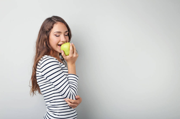 mujer joven con manzana  - Foto, imagen