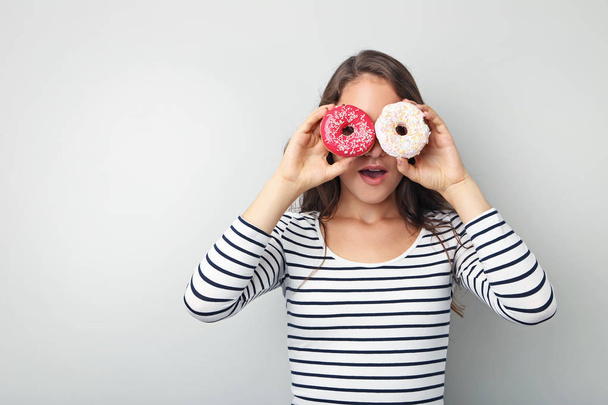 Young woman with sweet donuts - Foto, afbeelding