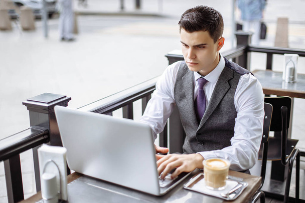 Businessman using a laptop - Zdjęcie, obraz