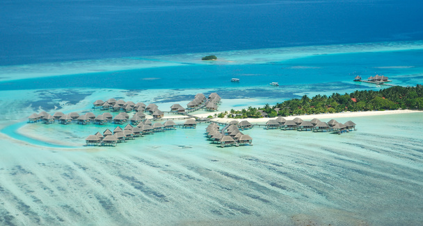 tropisch Maldivische eiland in de Indische Oceaan - Foto, afbeelding