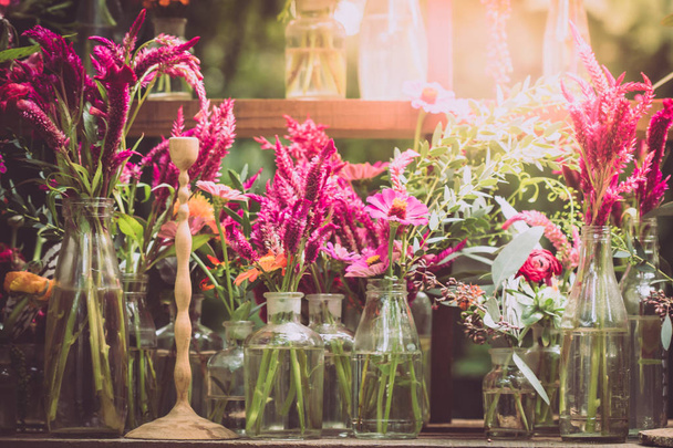Hahnenkamm, chinesische Wollblume und Gerbera Blumen in der Vase schmücken - Foto, Bild