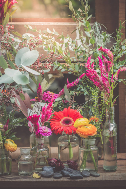 Cockscomb, Çin yün çiçek ve gerbera çiçekleri cam vazo içinde sunulan süslüyor - Fotoğraf, Görsel