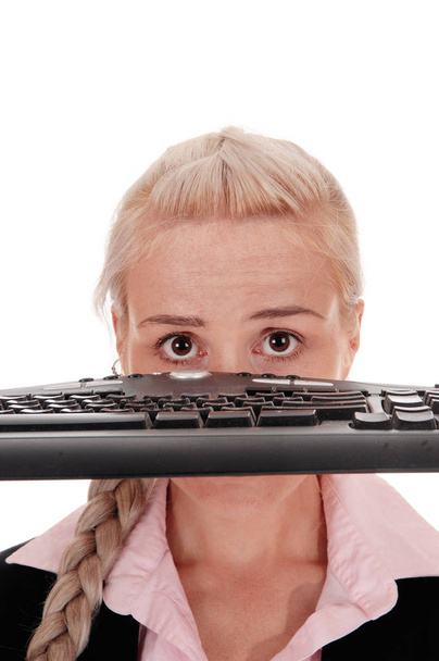 Žena držící klávesnice přes obličej - Fotografie, Obrázek
