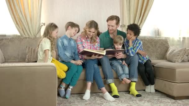 Famille lisant un livre. - Séquence, vidéo
