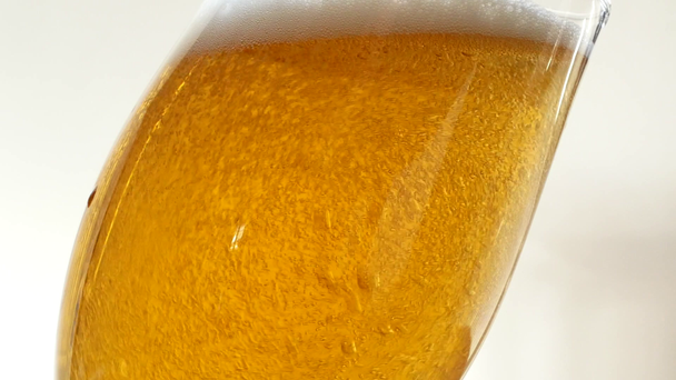 Versare birra nel bicchiere. Bolle sono in aumento
. - Filmati, video