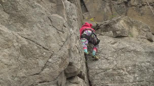 Malá dívka horolezec - Záběry, video