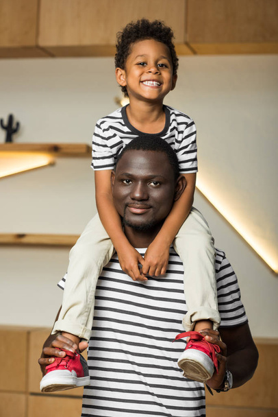 afro-americano pai carregando filho
 - Foto, Imagem