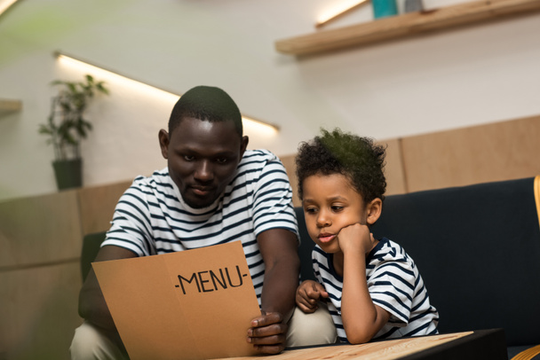 padre e figlio afroamericano con menu
 - Foto, immagini
