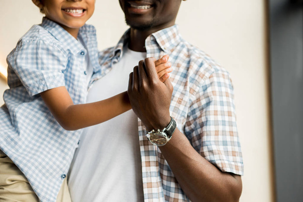 Afro-Amerikan baba taşıma oğul - Fotoğraf, Görsel