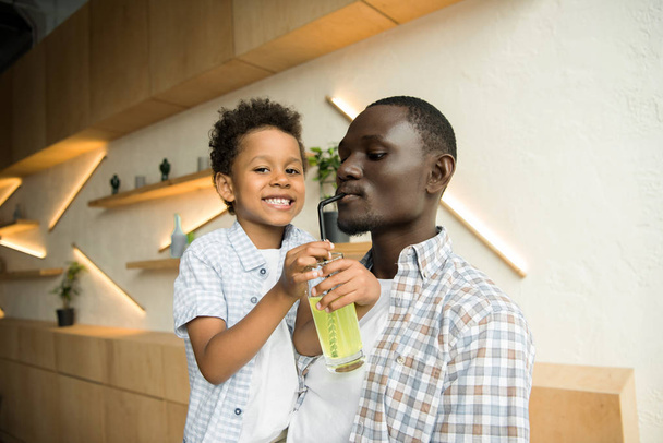 vader en zoon limonade drinken - Foto, afbeelding