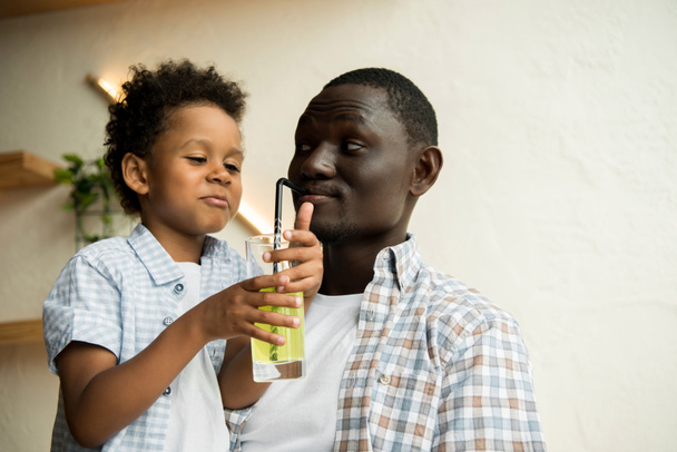père et fils boire de la limonade
 - Photo, image