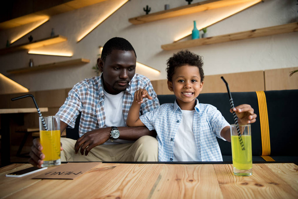father and son drinking lemonade - Φωτογραφία, εικόνα