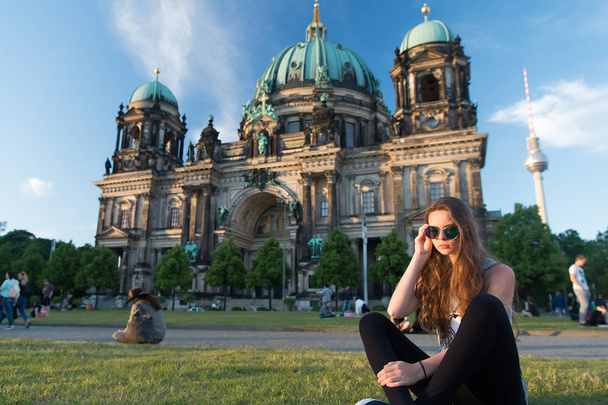 Pretty gil sitting in front of Berlin Cathedral wearing sunglusses - Φωτογραφία, εικόνα