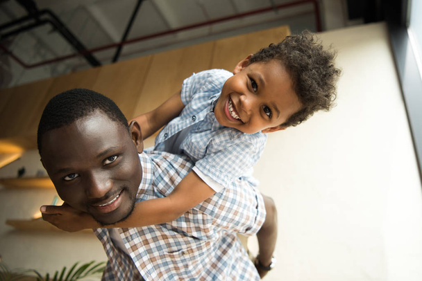 afro-americano pai e criança abraçando
 - Foto, Imagem