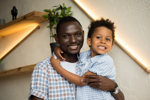 feliz afroamericano padre e hijo
 - Foto, Imagen