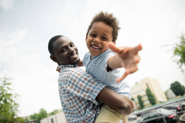afrikkalainen amerikkalainen isä ja lapsi halaus
 - Valokuva, kuva