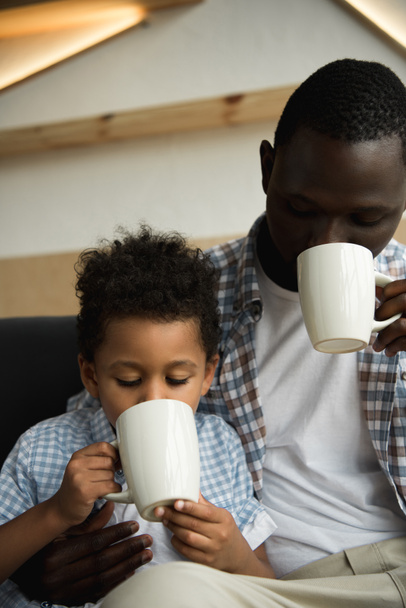 батько і син п'ють чай
 - Фото, зображення