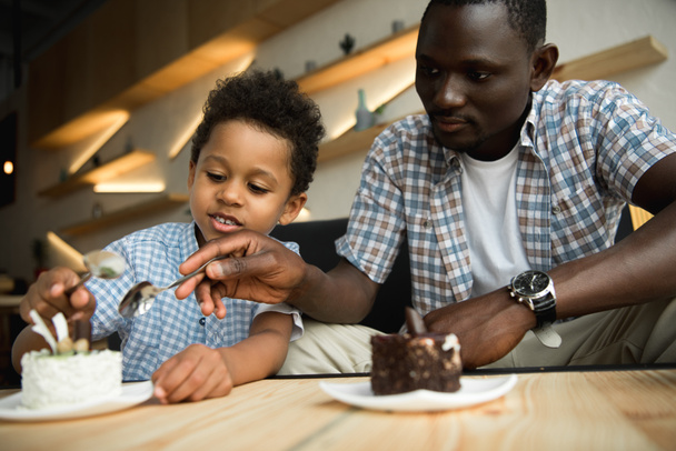 πατέρας και γιος τρώγοντας κέικ - Φωτογραφία, εικόνα