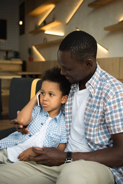 african american father and son with smartphone - Foto, Imagem