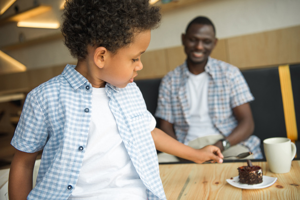 щасливий батько і син в кафе
 - Фото, зображення