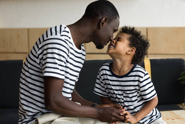 mutlu Afro-Amerikan baba ve oğul   - Fotoğraf, Görsel
