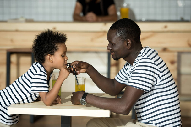 Glücklicher Vater und Sohn im Café - Foto, Bild