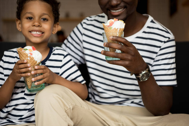 ojciec i syn jedzący lody  - Zdjęcie, obraz