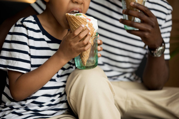 батько і син їдять морозиво
  - Фото, зображення