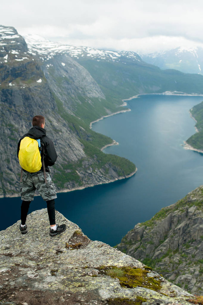 Χώρου (Trolltunga) στη Νορβηγία είναι θαυμάσιο ομορφιά - Φωτογραφία, εικόνα