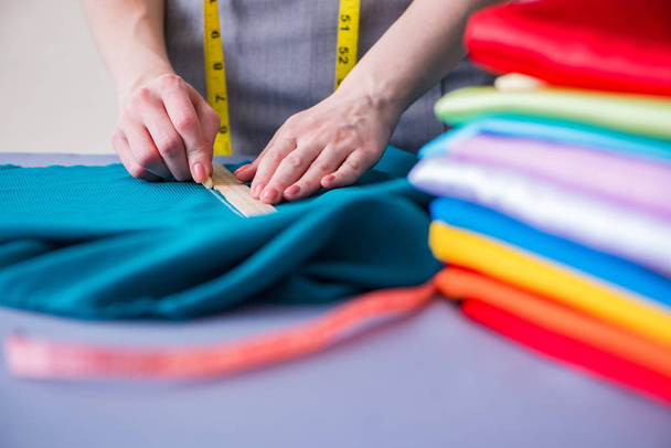 Nainen räätäli työskentelee vaatteiden ompelu ompelemalla mittaus fa - Valokuva, kuva