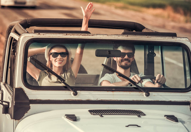 Couple travelling by car - Foto, imagen