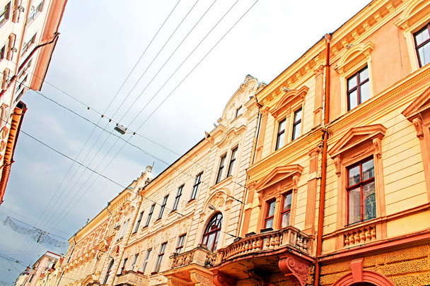 Архітектури на вулиці Ольги Кобилянської - один з головних вулиць міста Чернівці - Фото, зображення