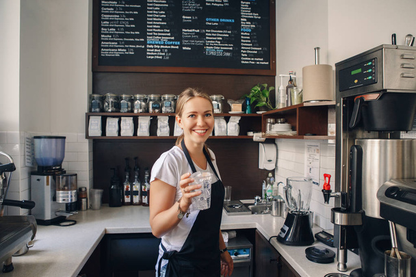 Femme barista tenant tasse en plastique
  - Photo, image