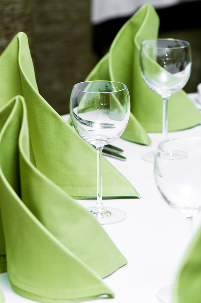 テーブルの上のワイングラス - 写真・画像