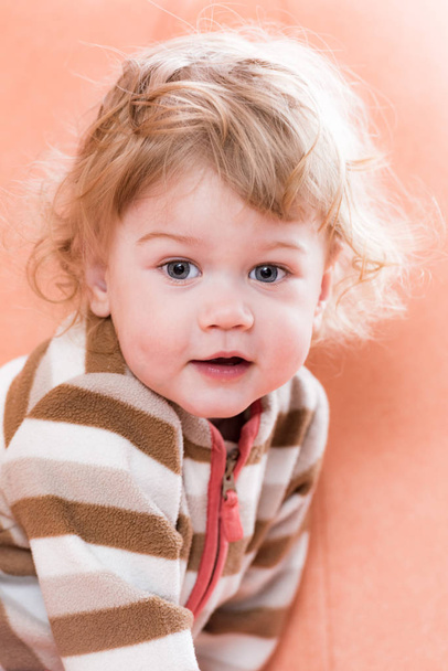 Blond curly-haired child - 写真・画像